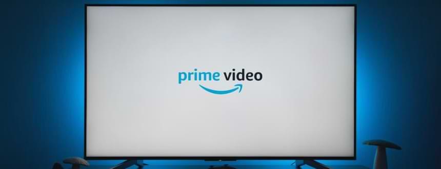 Une grande télévision affiche le logo Prime Video, une image que de nombreux utilisateurs d'Amazon Prime Video Canada connaissent bien.
