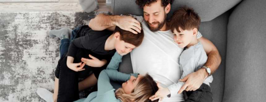 forfait pour la famille : une famille qui s'amuse allongé sur un canapé