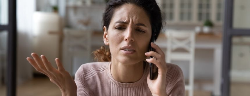 Guide des plaintes au Canada : une personne au téléphone en train de se plaindre