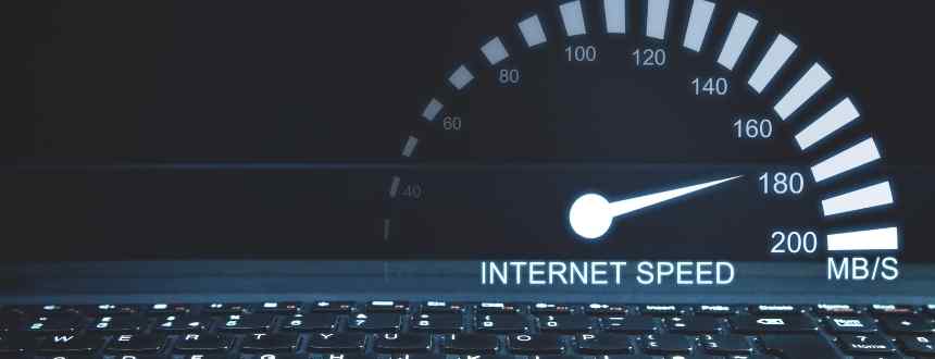 augmenter votre vitesse Internet : un compteur de vitesse sur un écran avec un clavier d'ordinateur en premier plan