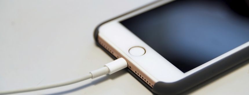 comment transférer vos données d'iPhone à iPhone : deux téléphones connecté par un cable