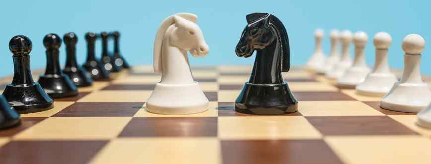 Deux pièces d'échecs s'affrontent, représentant le débat Telus vs Rogers.